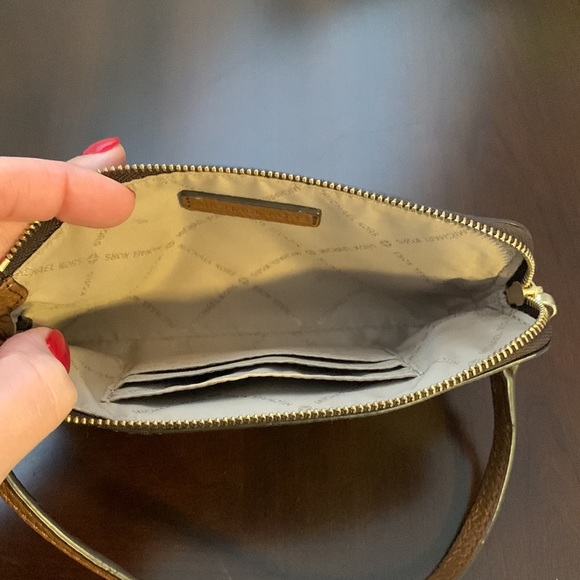 Michael Kors Jet Set Travel Large Logo Wristlet - Picture 5 of 7